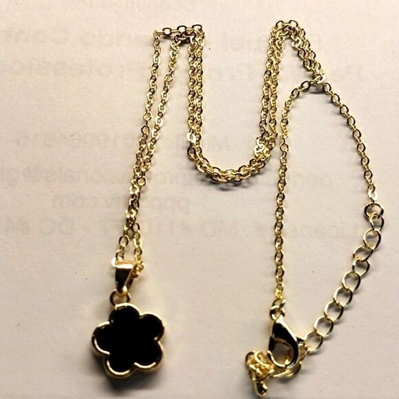 Reversable Clover pendent...NEW - Picture 1 of 7